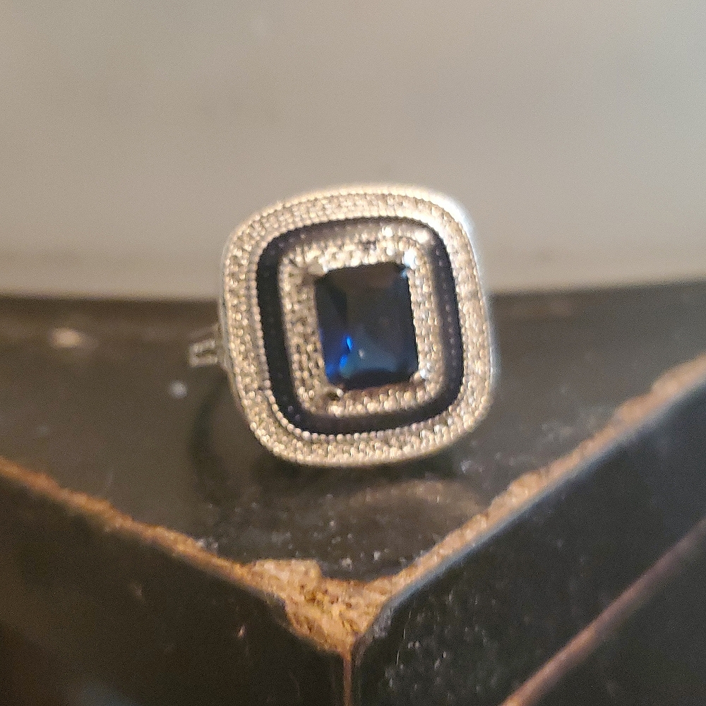 Sapphire art deco-look ring